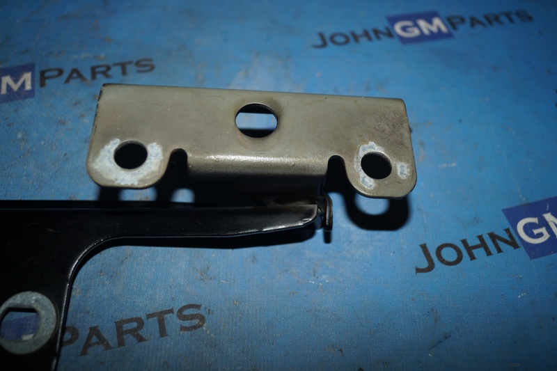 картинка Петля капота комплект 15160698 15160699 Chevrolet Trailblazer от магазина JohnGMparts