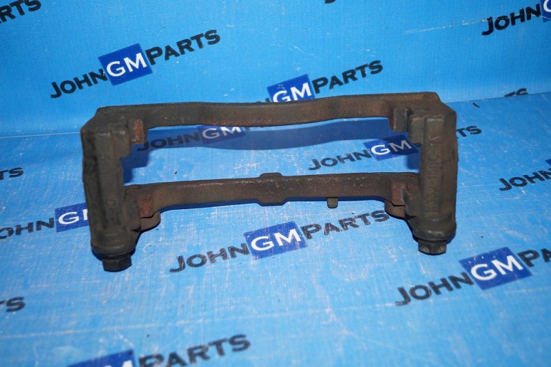 картинка Скоба суппорта переднего правого 88964432 Chevrolet Trailblazer от магазина JohnGMparts