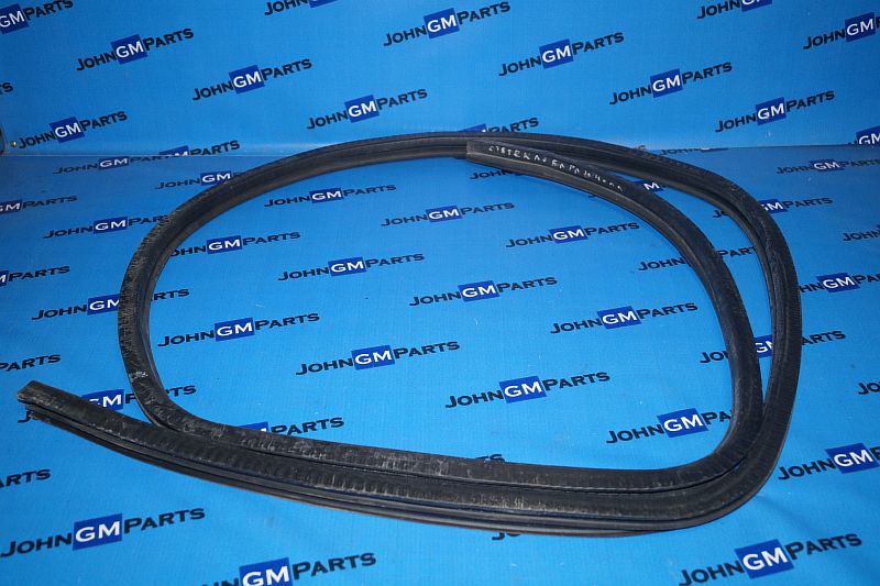 картинка Уплотнитель стекла багажного отсека 15768195 Cadillac Escalade GMT800 от магазина JohnGMparts